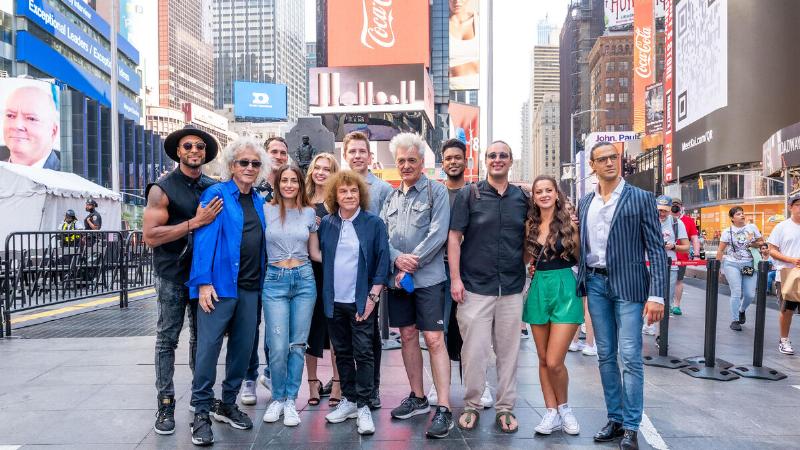 Une scène spectaculaire de la comédie musicale Notre-Dame de Paris avec Esmeralda et les danseurs